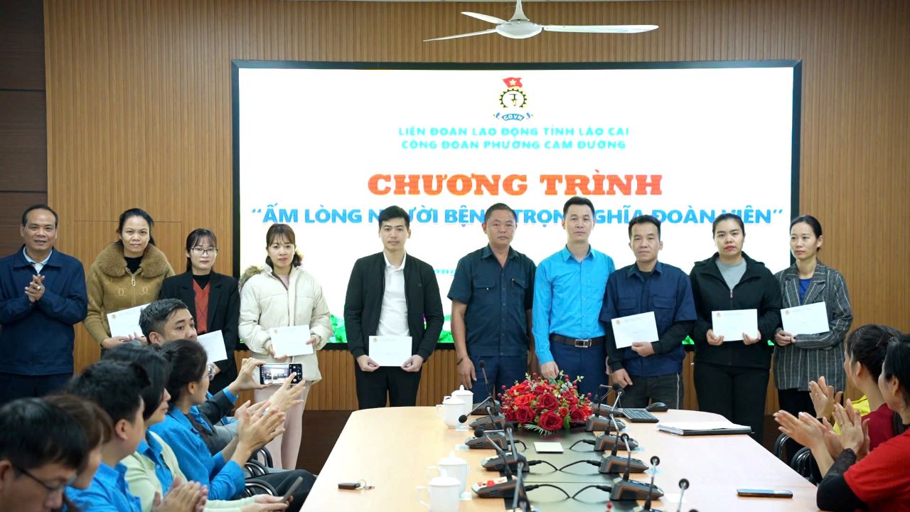 Ban Tổ chức trao quà cho 52 đoàn viên công đoàn và bệnh nhân có hoàn cảnh khó khăn tại Bệnh viện Đa khoa số 2 tỉnh Lào Cai. Ảnh: Văn Đức