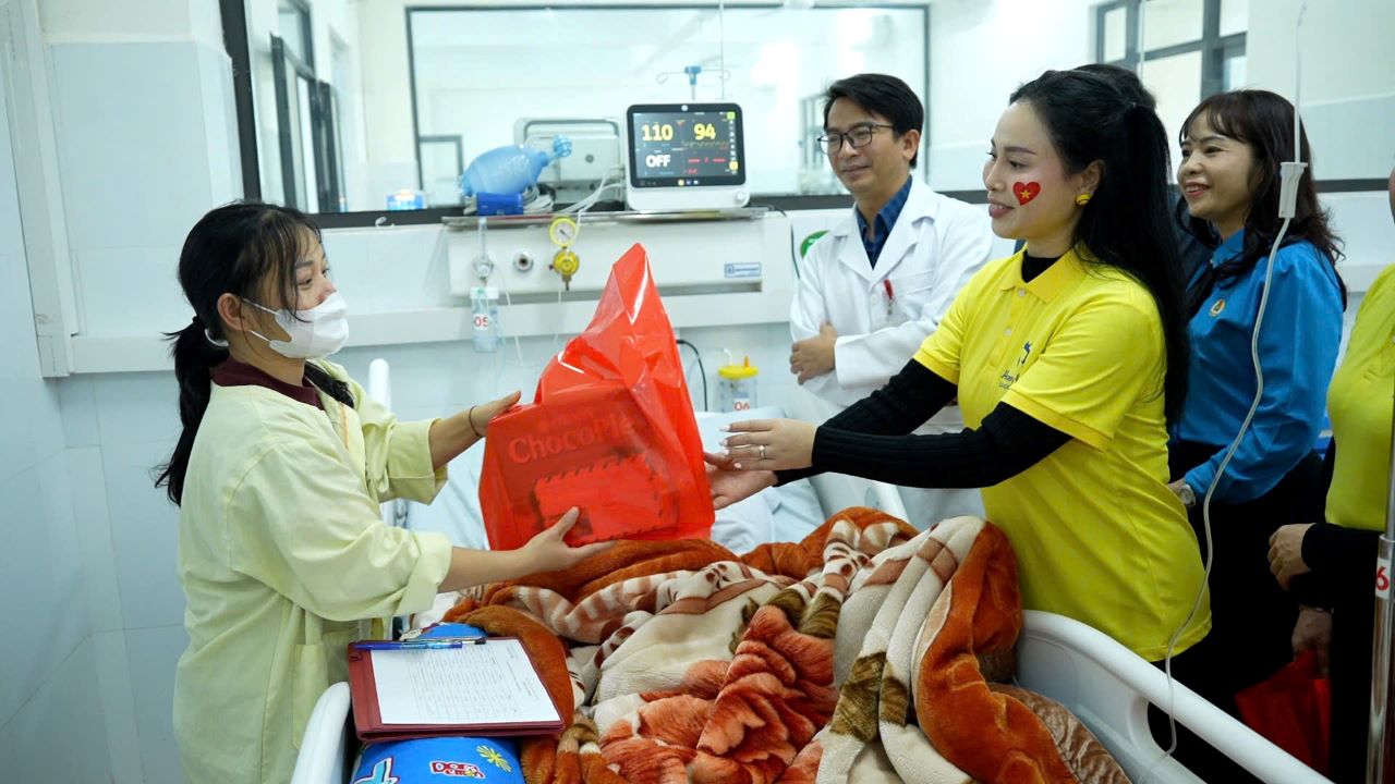 Công đoàn phường cùng các mạnh thường quân thăm hỏi các bệnh nhân có hoàn cảnh khó khăn. Ảnh: Văn Đức