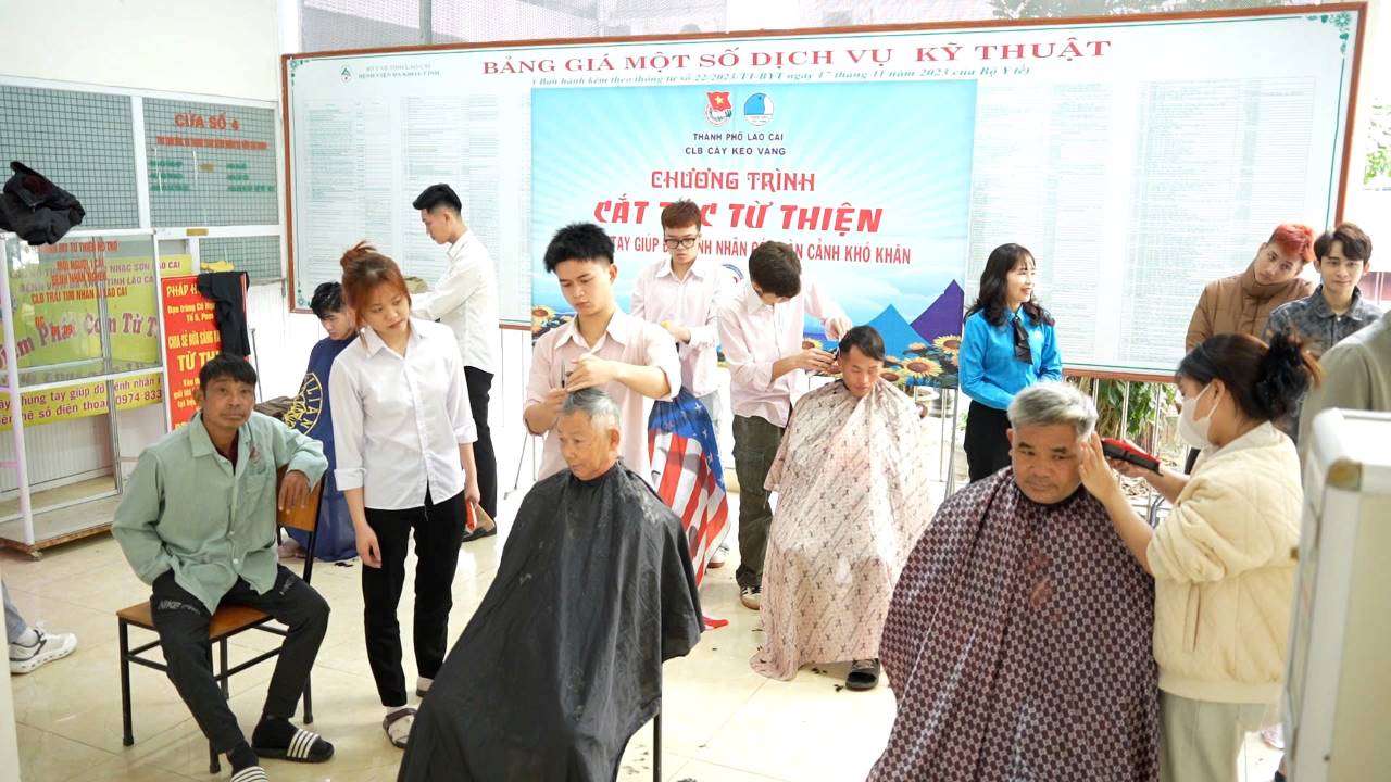 Hoạt động cắt tóc miễn phí được các đơn vị phối hợp hỗ trợ tại sự kiện. Ảnh: Văn Đức