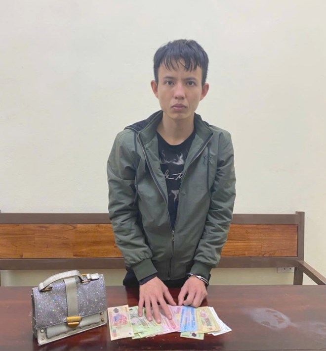 Cướp giật túi xách giữa đường, đối tượng bị Công an phường ở Ninh Bình bắt giữ