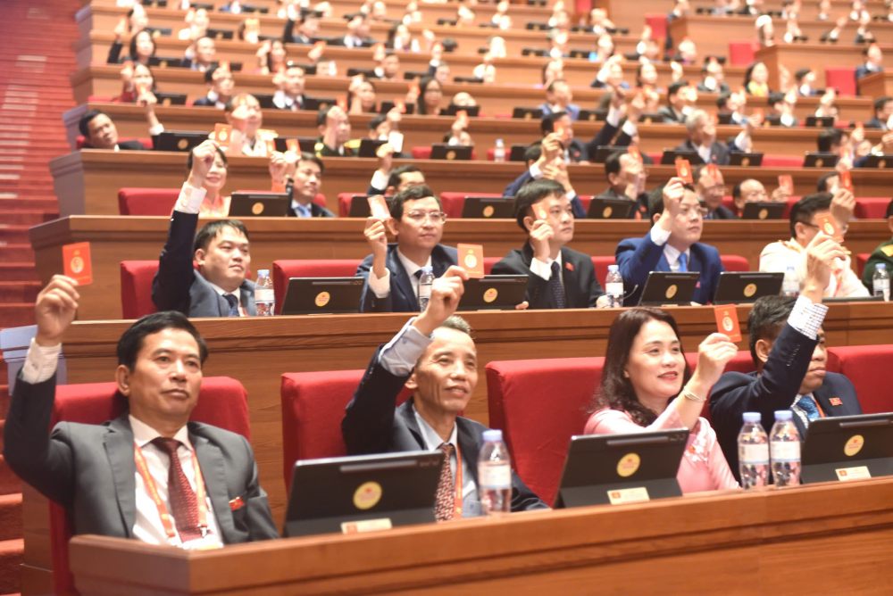 Các đại biểu biểu quyết tại phiên trù bị Đại hội XIV của Đảng. Ảnh: Phạm Đông