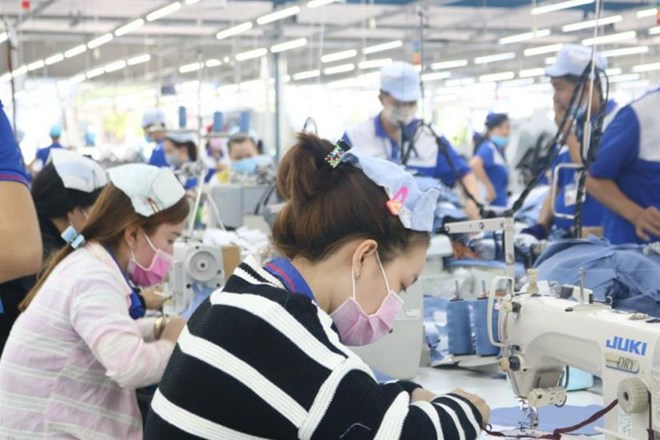 Người lao động phấn khởi tăng ca, chờ đi Chợ Tết Công Đoàn