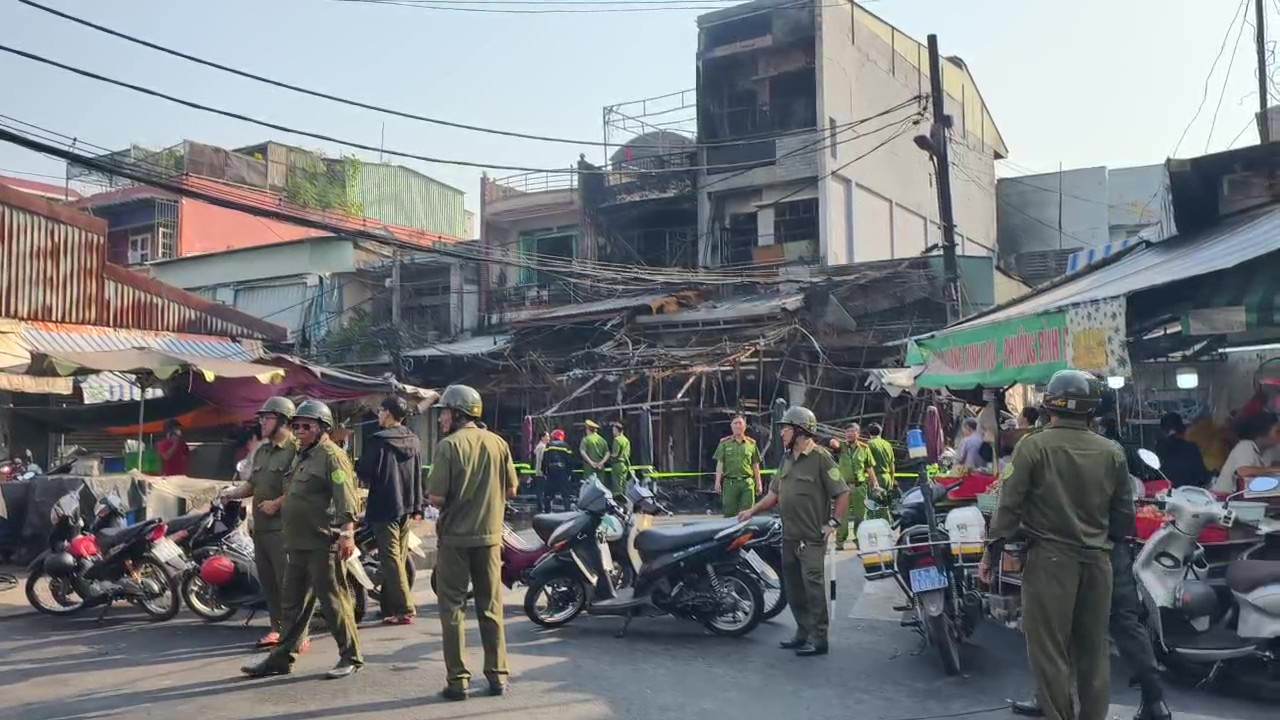 Lực lượng chức năng vẫn đang phong tỏa hiện trường để điều tra nguyên nhân vụ cháy. Ảnh: Anh Tú