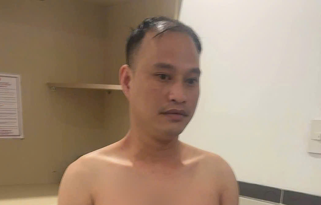 Đối tượng Nguyễn Duy Anh Vũ tại cơ quan công an sau khi bị phát hiện đang lẩn trốn tại một khách sạn. Ảnh: Công an