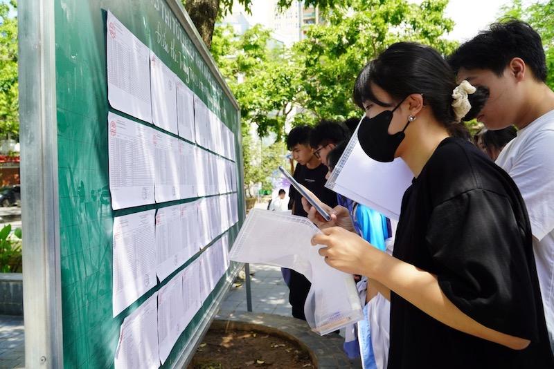Mùa tuyển sinh năm 2026, nhiều trường đại học bỏ tổ hợp truyền thống như A00, C00 trong tuyển sinh khiến nhiều học sinh lo lắng. Ảnh: Vân Trang