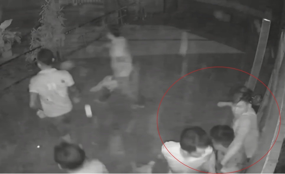 Hình ảnh nhóm người hành hung nam thanh niên. Ảnh: Cắt từ clip
