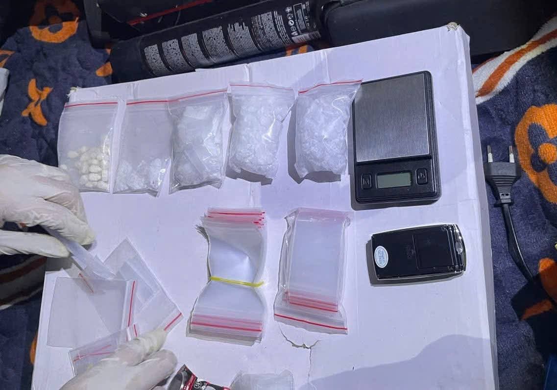 Công an Đà Nẵng thu giữ súng, đạn và hàng trăm gam ma túy trong chuyên án. Ảnh: CACC