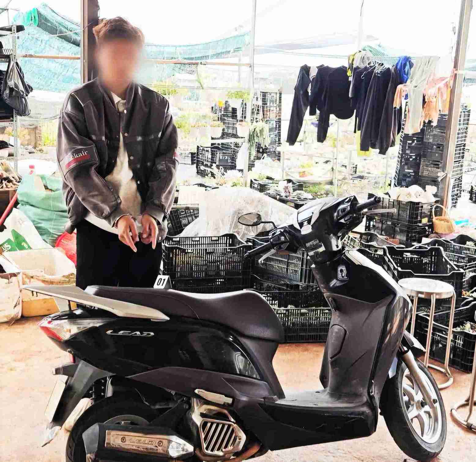 Đối tượng Q.Đ.Q.T bị bắt giữ cùng chiếc xe máy tang vật vụ trộm. Ảnh: Công an cung cấp