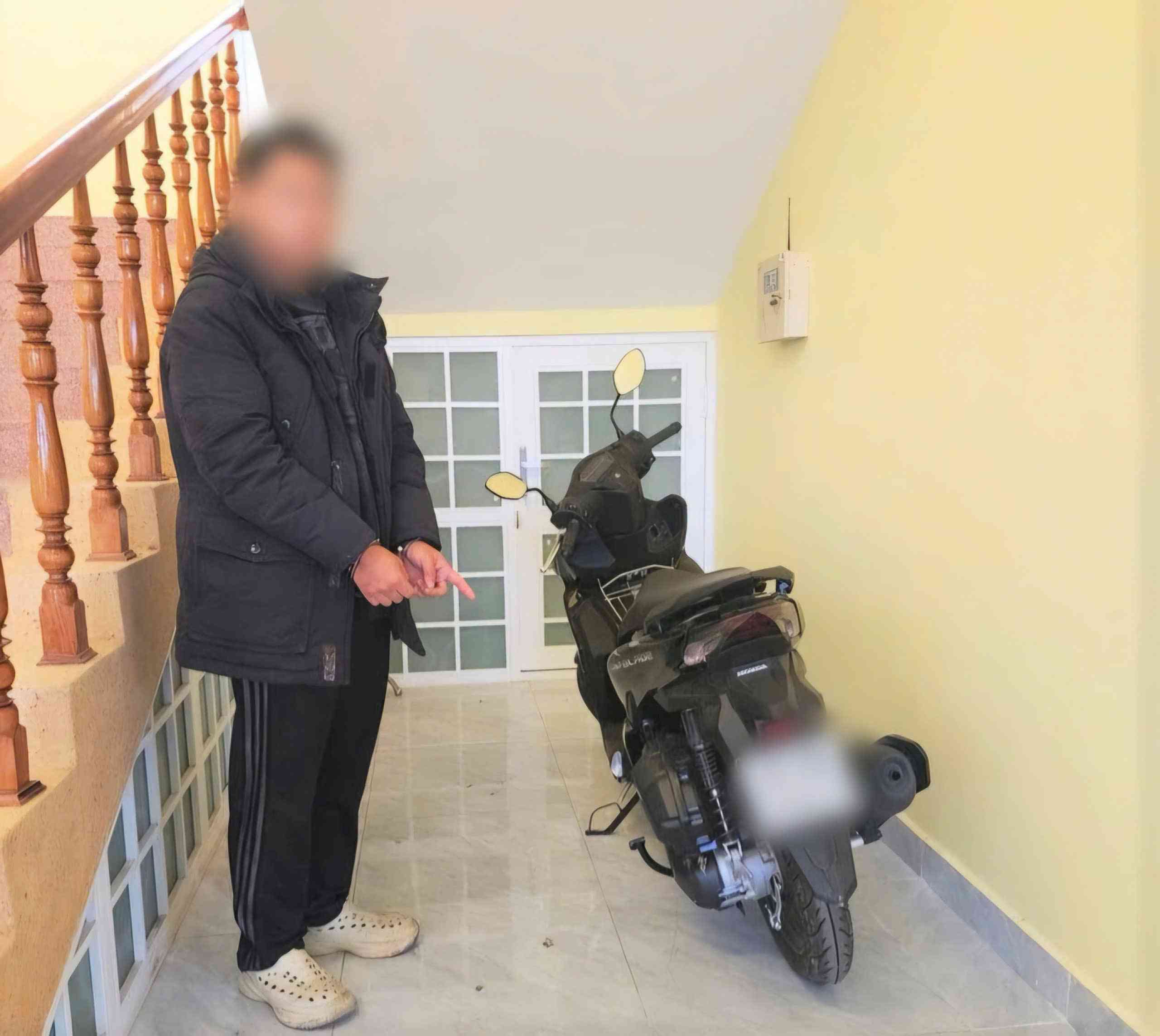 Đối tượng N.T.P.Đ bị bắt giữ cùng chiếc xe máy tang vật vụ trộm. Ảnh: Công an cung cấp