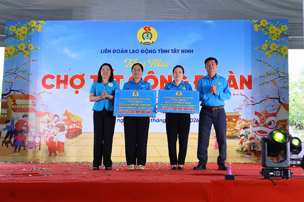 Lãnh đạo Tổng Liên đoàn Lao động Việt Nam và Liên đoàn Lao động tỉnh Tây Ninh trao bảng tượng trưng quà Tết và vé xe “Chuyến xe Công đoàn – Xuân 2026”. Ảnh: Thanh Vũ