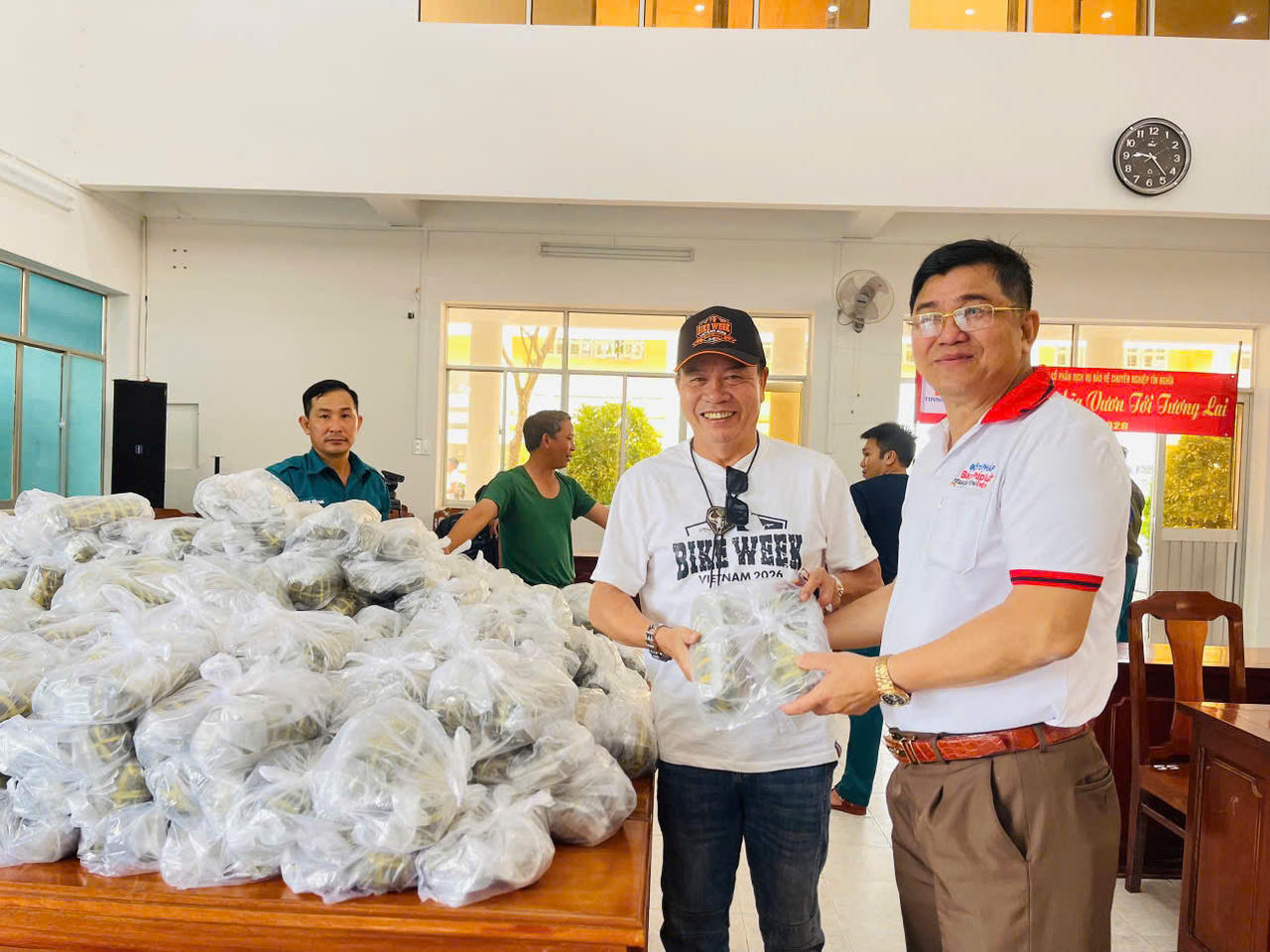 Trao 500 phần quà Tết cho bà con vùng lũ Phú Yên