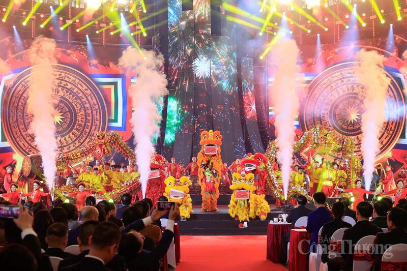 Chùm ảnh: Tưng bừng khai mạc Hội chợ Mùa Xuân  - 14