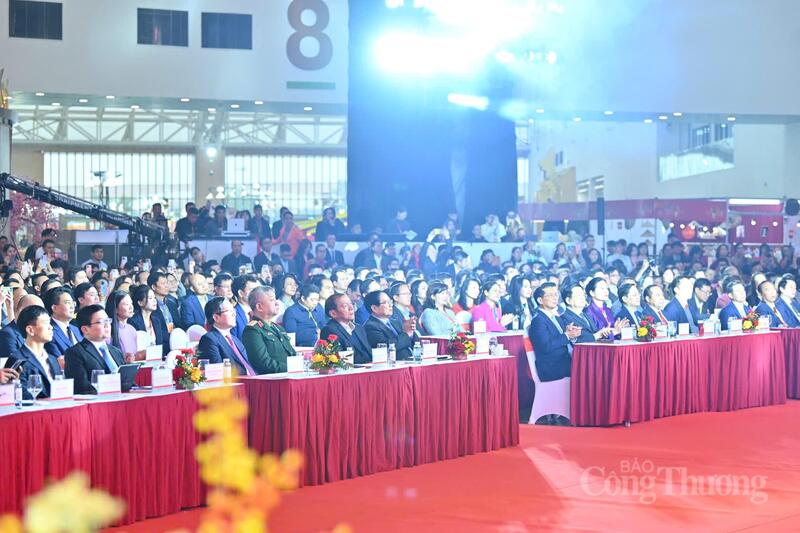 Chùm ảnh: Tưng bừng khai mạc Hội chợ Mùa Xuân  - 6