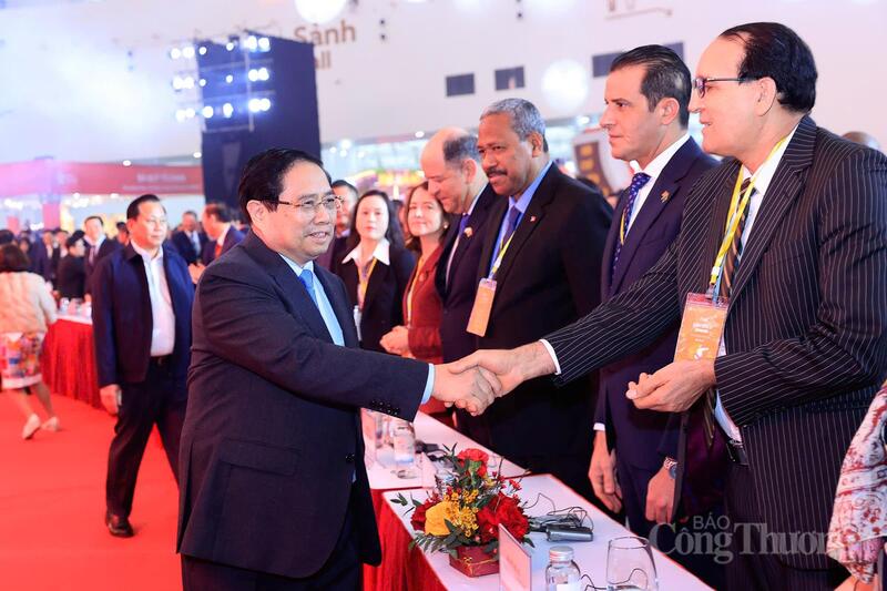 Chùm ảnh: Tưng bừng khai mạc Hội chợ Mùa Xuân  - 4