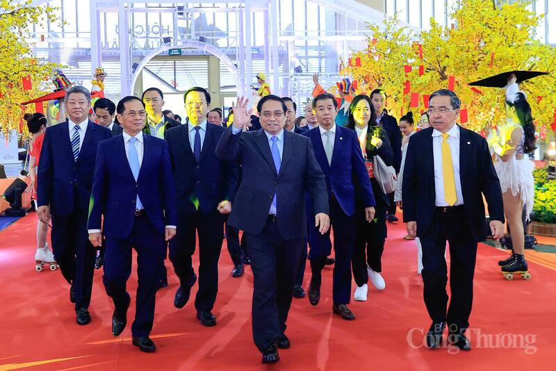 Thủ tướng Chính phủ Phạm Minh Chính cùng các đại biểu dự Lễ khai mạc Hội chợ Mùa Xuân lần thứ nhất năm 2026. Ảnh: Nguyễn Nam.