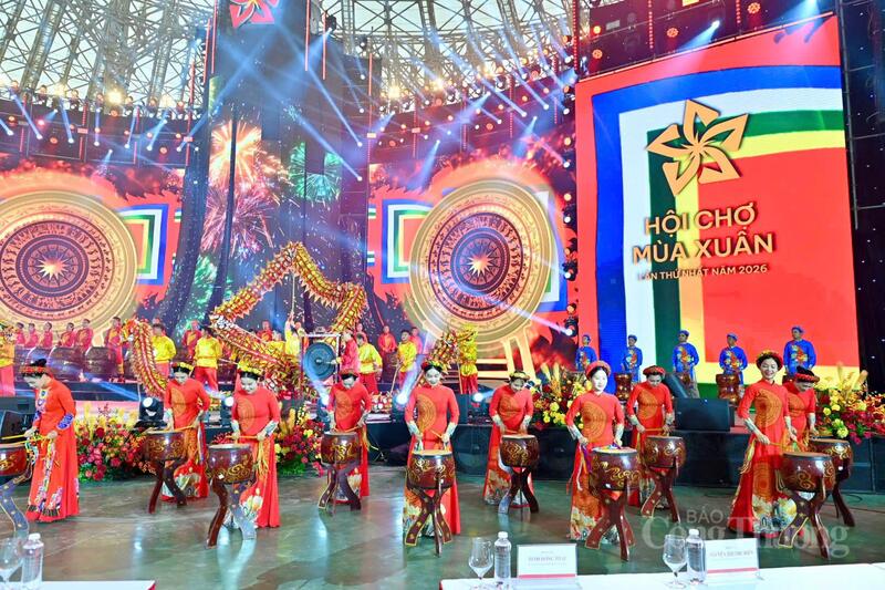 Nhiều tiết mục văn nghệ đặc sắc được biểu diễn trong Lễ khai mạc. Ảnh: Nguyễn Nam