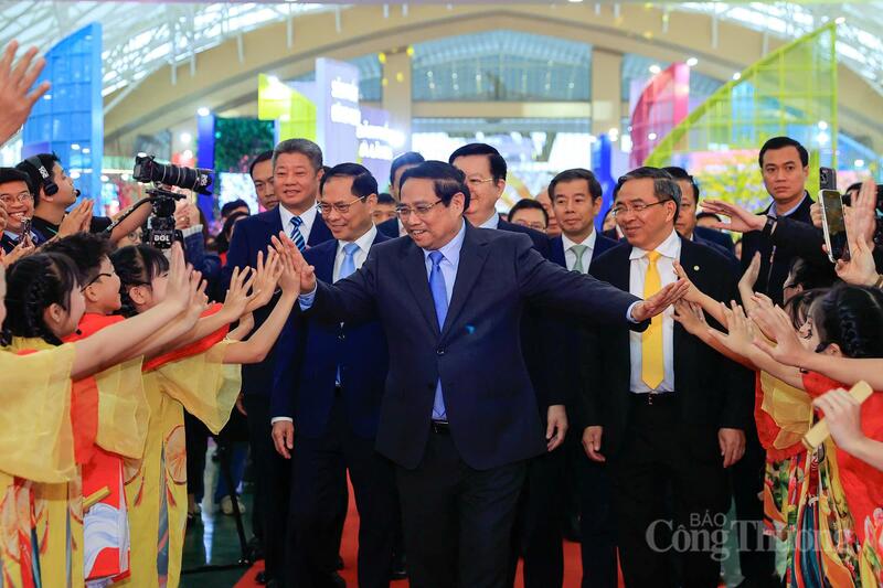 Chùm ảnh: Tưng bừng khai mạc Hội chợ Mùa Xuân  - 2