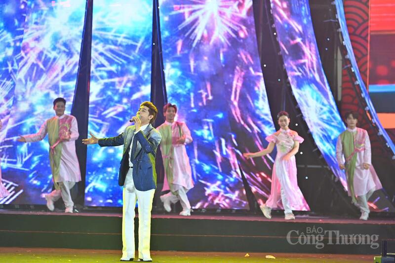 Chùm ảnh: Tưng bừng khai mạc Hội chợ Mùa Xuân  - 16