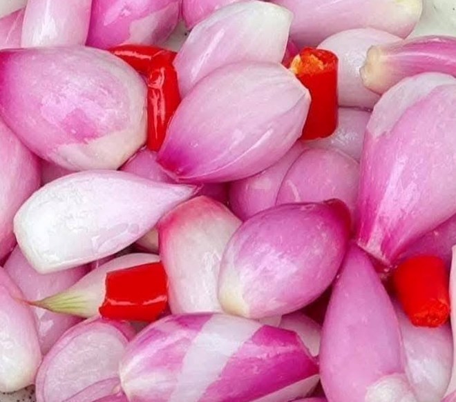 Người lao động huyết áp cao nên chú ý khi ăn hành muối vào ngày Tết