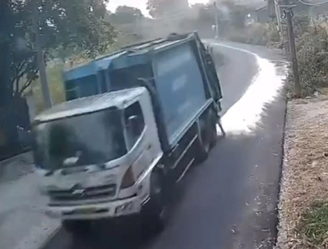 Xử phạt tài xế xe rác để nước thải xả ra đường ở TPHCM