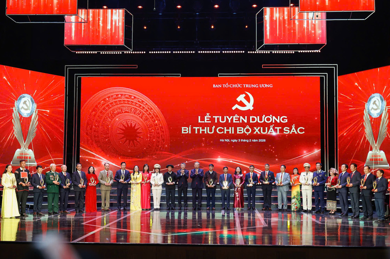 Tổng Bí thư Tô Lâm và Trưởng Ban Tổ chức Trung ương Lê Minh Hưng trao biểu trưng tuyên dương cho các Bí thư Chi bộ xuất sắc.
