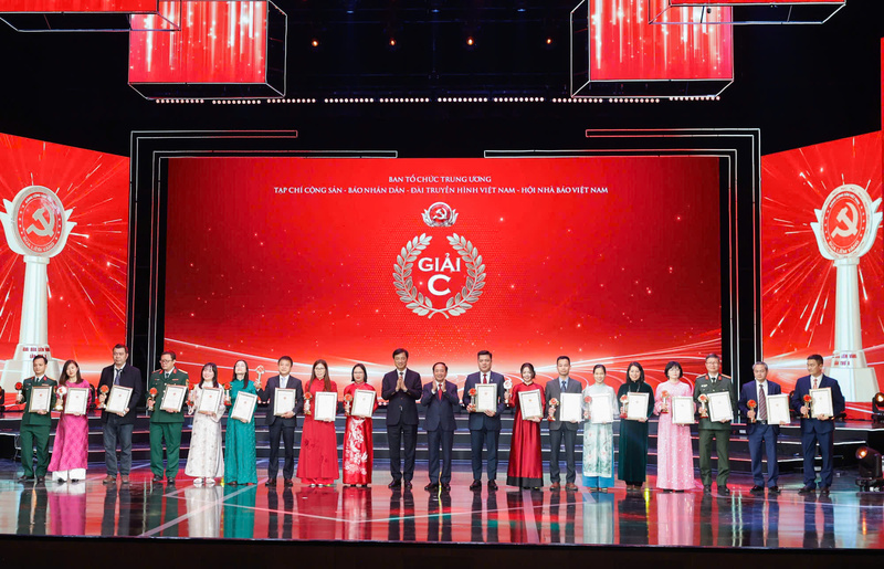 Trưởng Ban Tuyên giáo và Dân vận Trung ương Trịnh Văn Quyết, Bí thư Thành ủy Hà Nội Nguyễn Duy Ngọc trao giải cho các tác giả, nhóm tác giả đoạt giải C.
