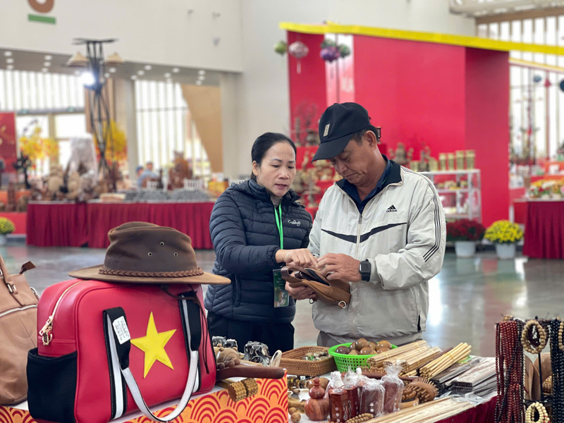 Nhiều người thích thú khi mua các sản phẩm tại hội chợ