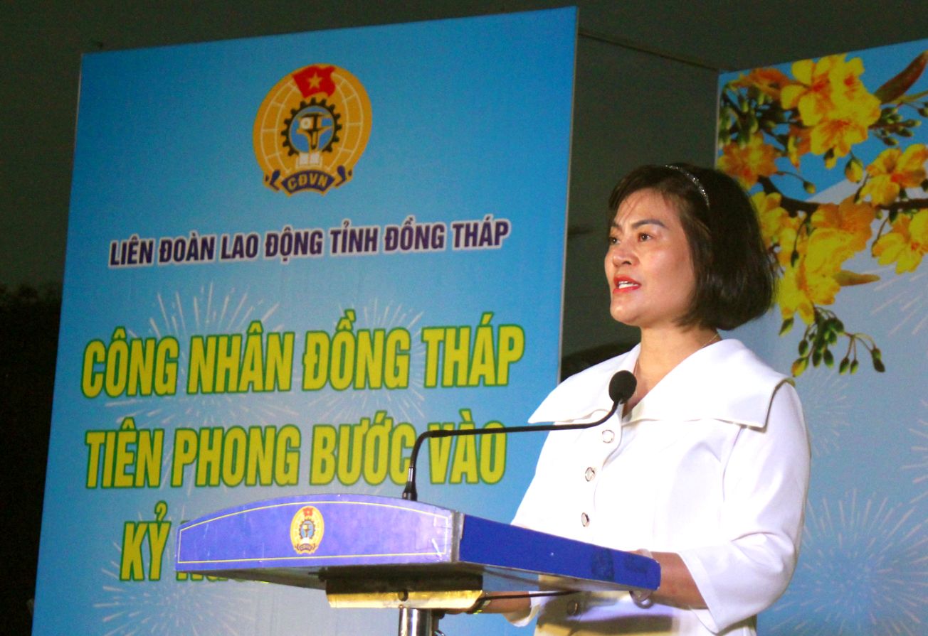 Bà Nguyễn Thị Lãng – CFO phụ trách tài chính tại Việt Nam - Công ty TNHH sản phẩm thể thao giải trí BestWay Việt Nam, đại diện doanh nghiệp, phát biểu tri ân chương trình Tết sum vầy - Xuân ơn Đảng do tổ chức Công đoàn tổ chức. Ảnh: Thanh Mai