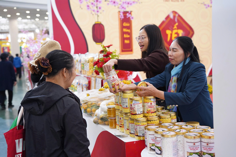 Ngoài các sản phẩm gia dụng, thời trang còn có các gian hàng đa dạng sản phẩm cho du khách trải nghiệm, từ đặc sản vùng miền đến chăm sóc sức khỏe. (Ảnh: Mai Linh)