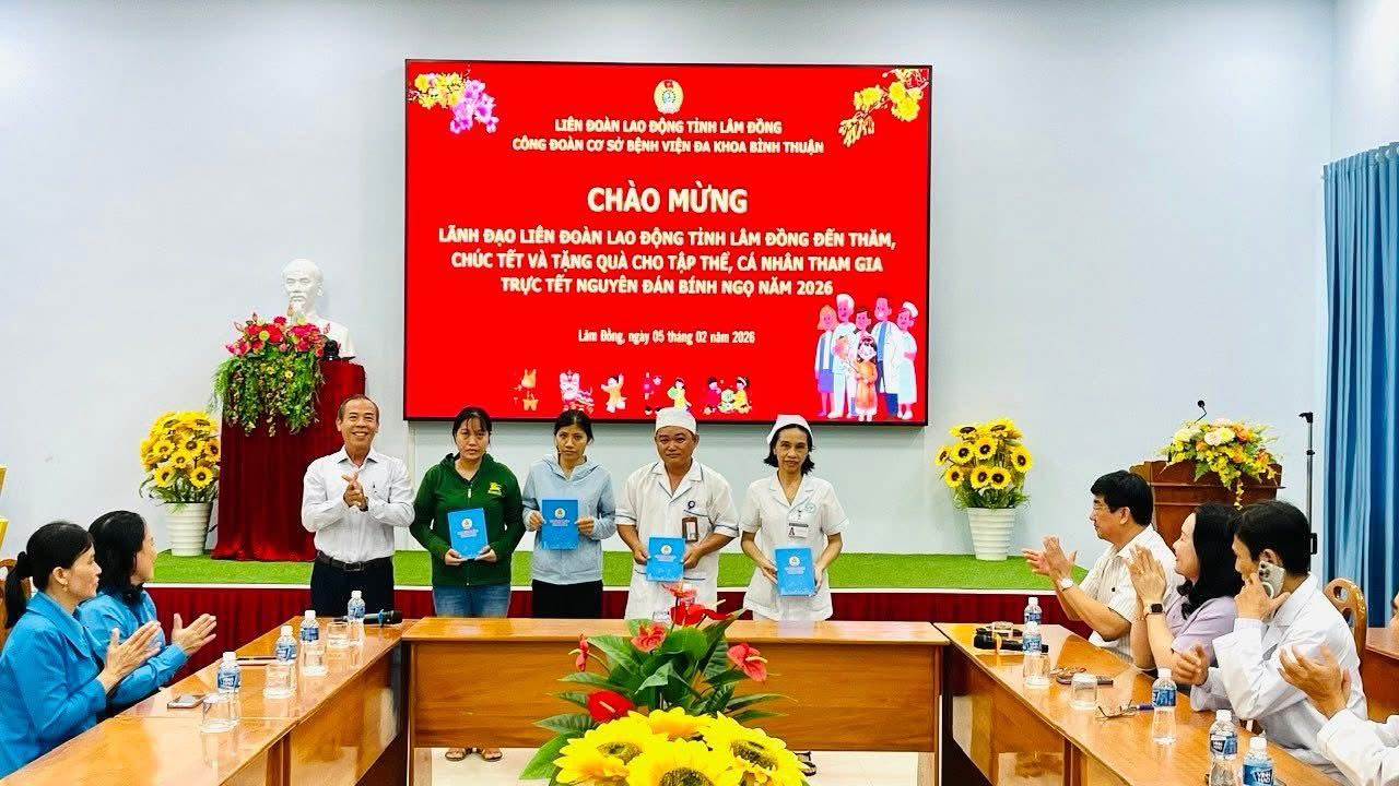 4 đoàn viên có hoàn cảnh khó khăn thuộc Công đoàn cơ sở Bệnh viện Đa khoa Bình Thuận được nhận quà Tết. Ảnh: Phạm Duy
