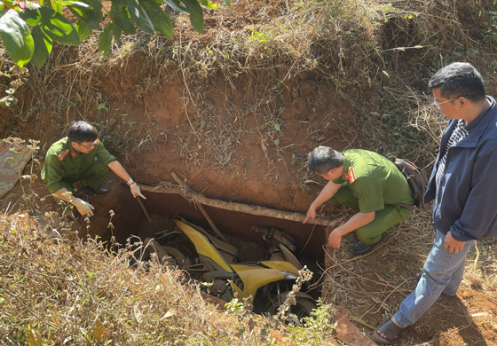 Chôn lấp để giấu chiếc xe máy dưới mương cạn dẫn nước. Ảnh: Công an