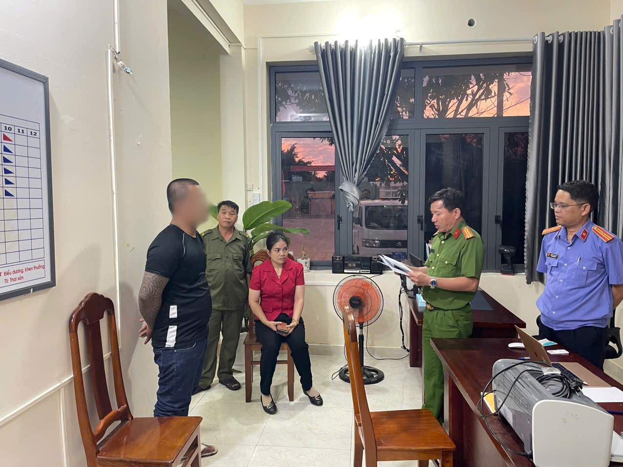 Công an tỉnh Lâm Đồng thi hành lệnh bắt tạm giam một đối tượng tàng trữ trái phép chất ma túy. Ảnh: Công an cung cấp