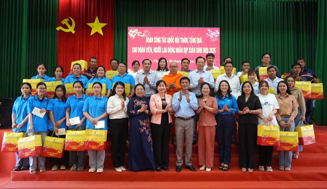 Lãnh đạo Trung ương, TP Cần Thơ và Liên đoàn Lao động TP Cần Thơ trao quà Tết cho đoàn viên, người lao động. Ảnh: Phương Anh