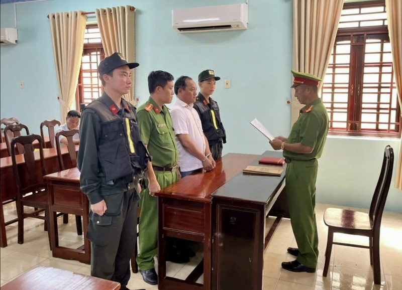 Tống đạt các quyết định khởi tố vụ án, khởi tố bị can đối với Ngô Hữu Chuẩn - Ảnh: CACC