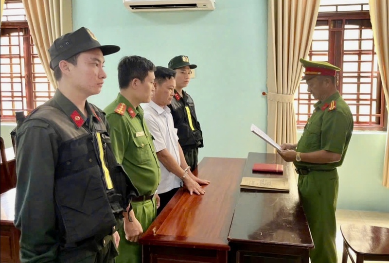 Tống đạt các quyết định khởi tố vụ án, khởi tố bị can đối với Tô Hoàng Dũ - Ảnh: CACC