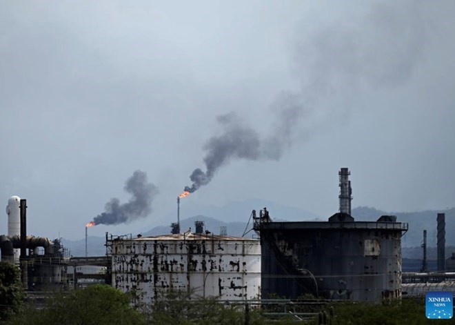 Mỹ bất ngờ thay đổi chiến lược, mở van cho dầu khí Venezuela