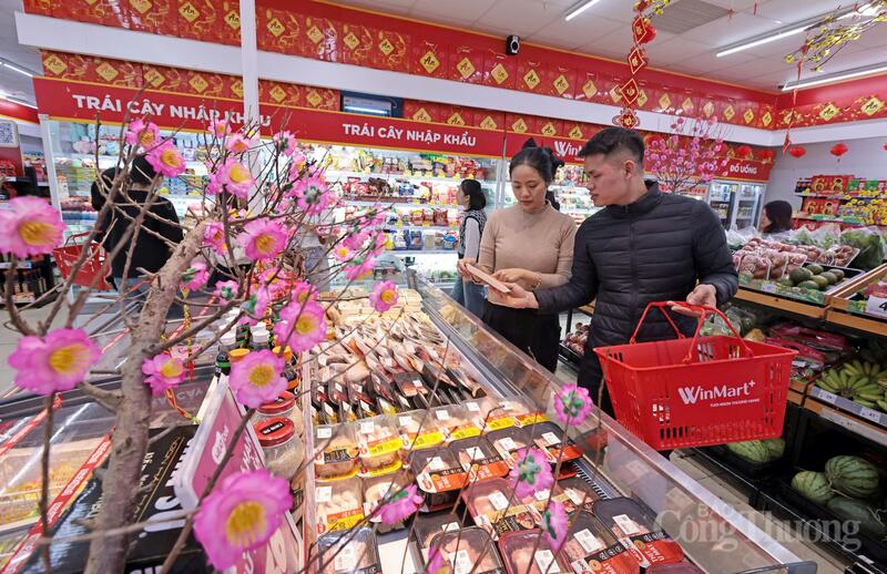 Hàng hóa Tết phong phú tại WinMart+