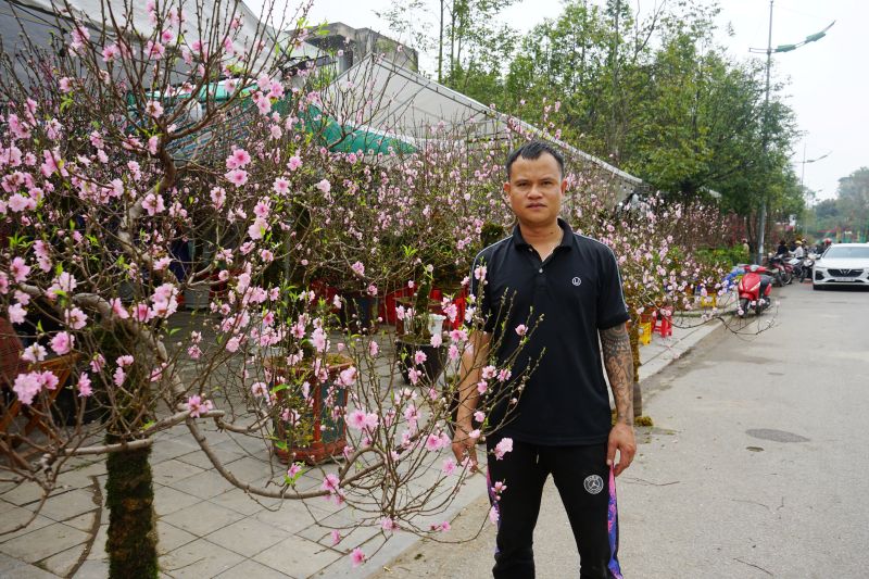Anh Hà (người buôn đào trên đường Bùi Khắc Nhất) chia sẻ về việc kinh doanh dịp Tết năm nay. Ảnh: Quách Du
