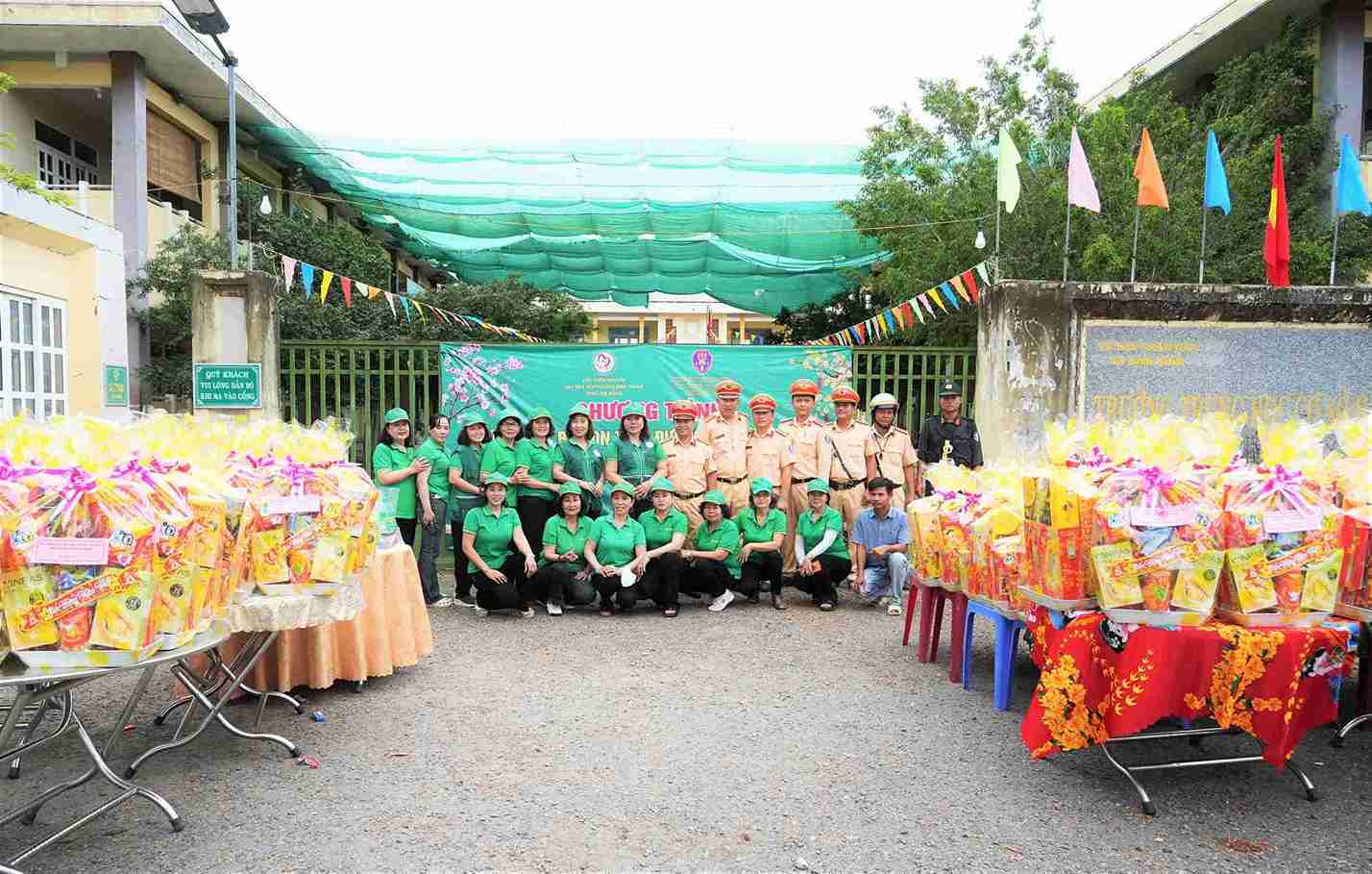 Lực lượng CSGT Công an Lâm Đồng cùng nhà tài trợ chuẩn bị quà tặng người dân về quê đón Tết. Ảnh: Hoàng Long