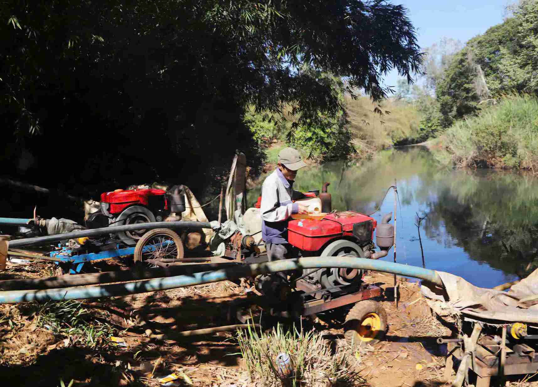 Chống hạn là nhiệm vụ cấp bách, thường xuyên của người dân tại nhiều địa phương của tỉnh Lâm Đồng trong mùa khô hạn kéo dài. Ảnh: Phúc Khánh