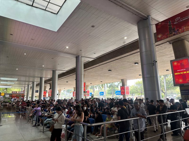 Khu vực chờ tại nhà ga quốc tế T2 luôn trong tình trạng nhộn nhịp, chật kín người thân đón khách. Ảnh: Anh Tú