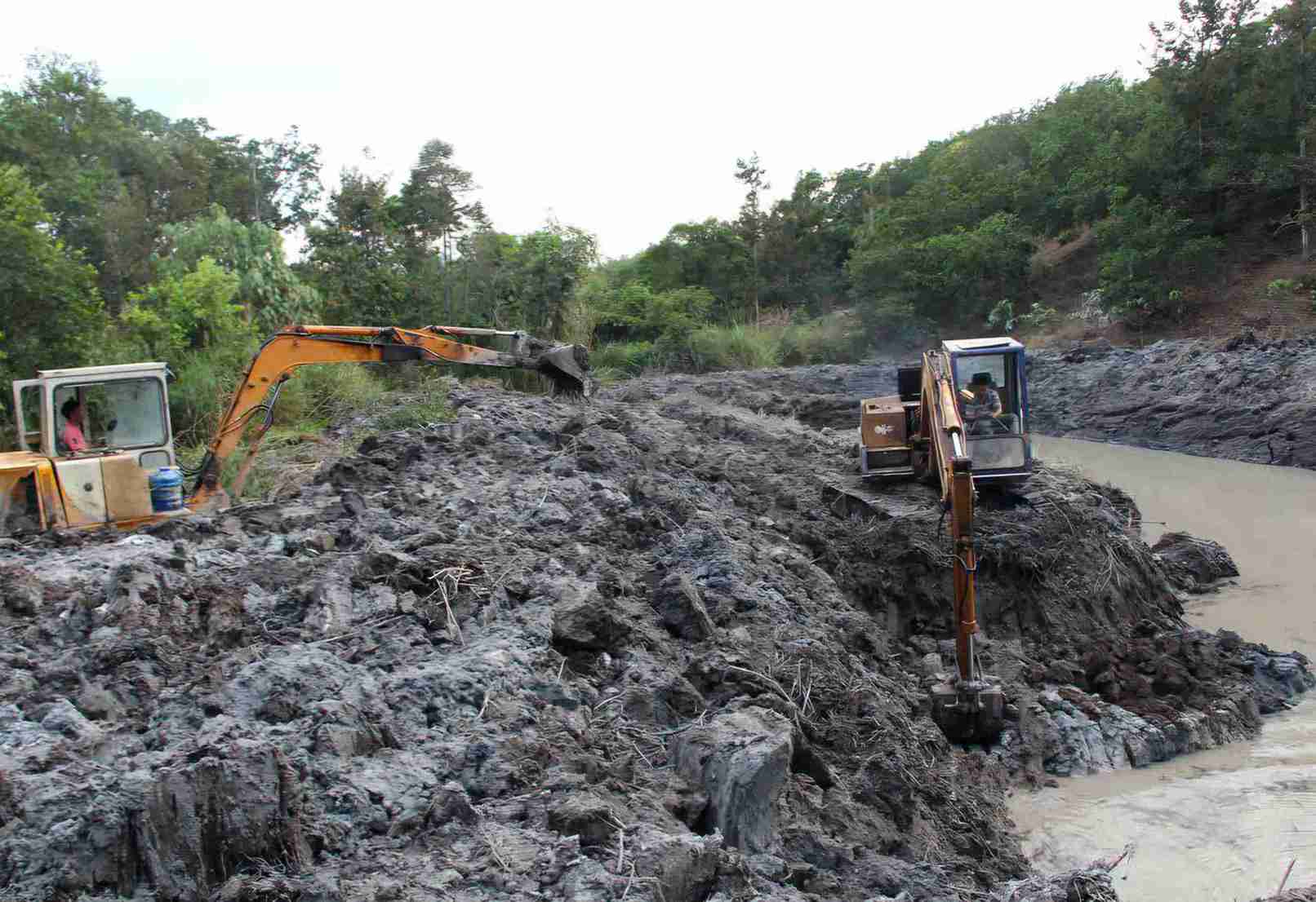Người dân xã Bảo Lâm 4 (Lâm Đồng) chủ động đào ao để chống hạn cho cây trồng trong mùa khô năm 2026. Ảnh: Phúc Khánh