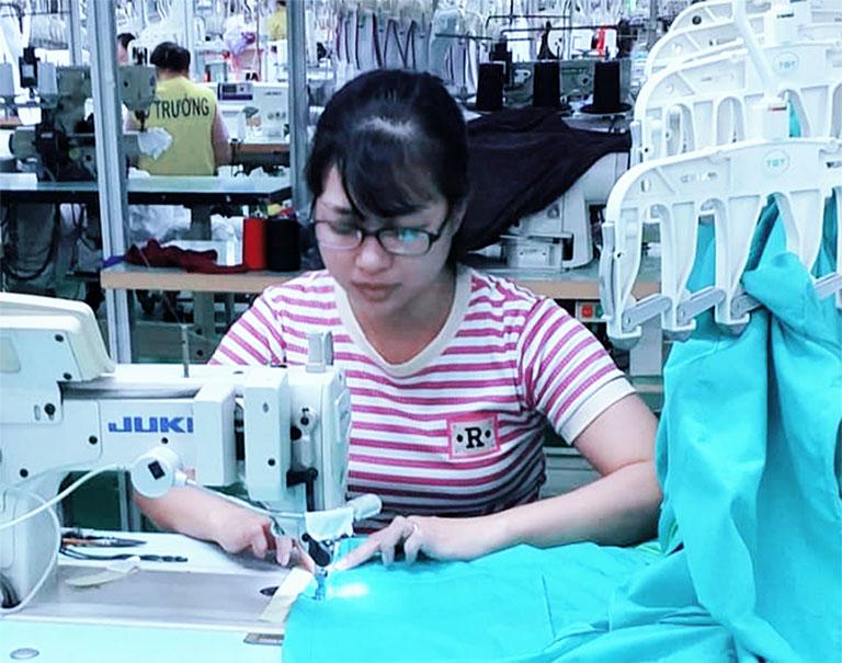 Về quê làm việc, chị Lý được ưu tiên săn đón, mức lương cũng cao ngang ở thành phố lớn. Ảnh: Minh Hương.