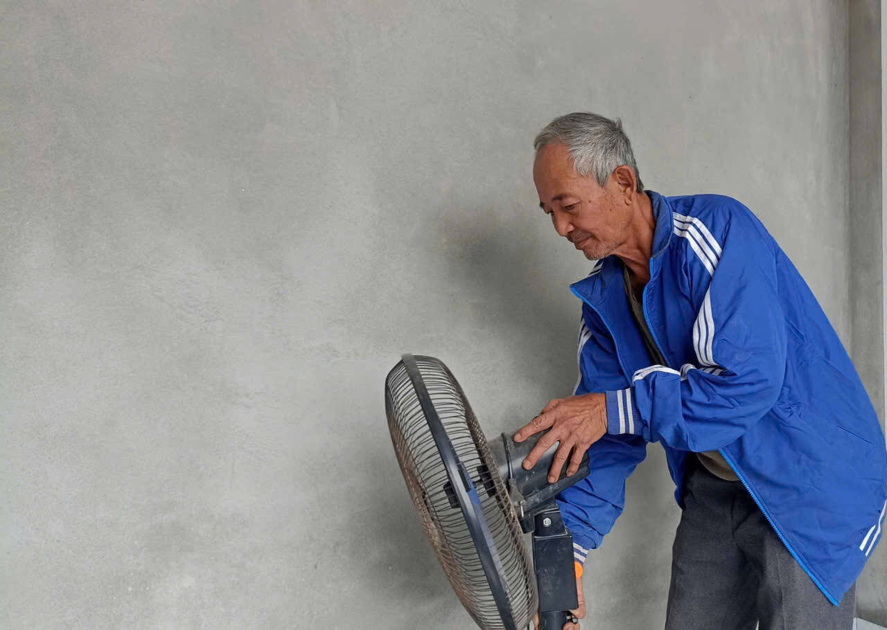 Ông Vũ Văn Tài đang tất bật dọn dẹp, vệ sinh căn nhà mới hoàn thiện để kịp đón Tết. Ảnh: Ảnh: Diệu Anh