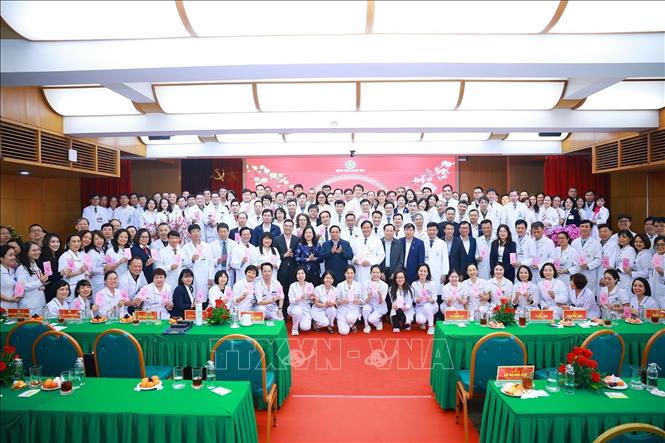 Thủ tướng Phạm Minh Chính với cán bộ, bác sĩ, nhân viên y tế Bệnh viện Bạch Mai. Ảnh: Dương Giang/TTXVN