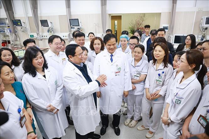 Thủ tướng Phạm Minh Chính chúc Tết, giao nhiệm vụ cho các cán bộ, bác sĩ, nhân viên y tế Bệnh viện Bạch Mai. Ảnh: Dương Giang/TTXVN