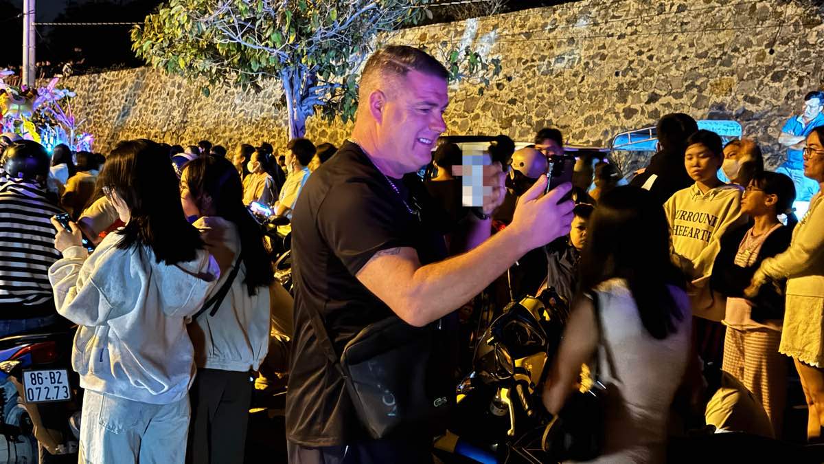 Một du khách gọi video call để chia sẻ khoảnh khắc năm mới ở Việt Nam cùng bạn bè. Ảnh: Duy Tuấn