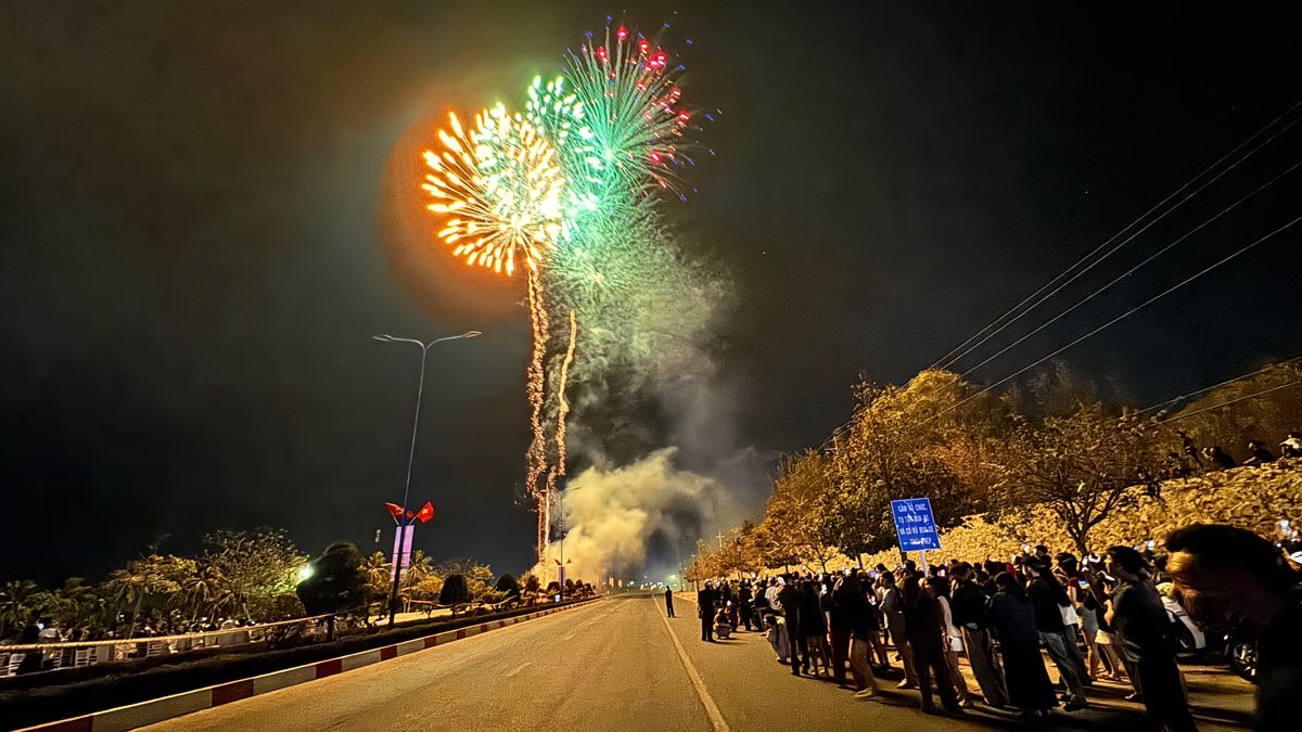 Pháo hoa rực sáng bầu trời ở tuyến đường ven biển tại Mũi Né. Ảnh: Duy Tuấn