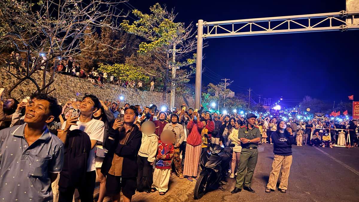 Người dân và du khách xem pháo hoa ở Đồi cát Mũi Né. Ảnh: Duy Tuấn