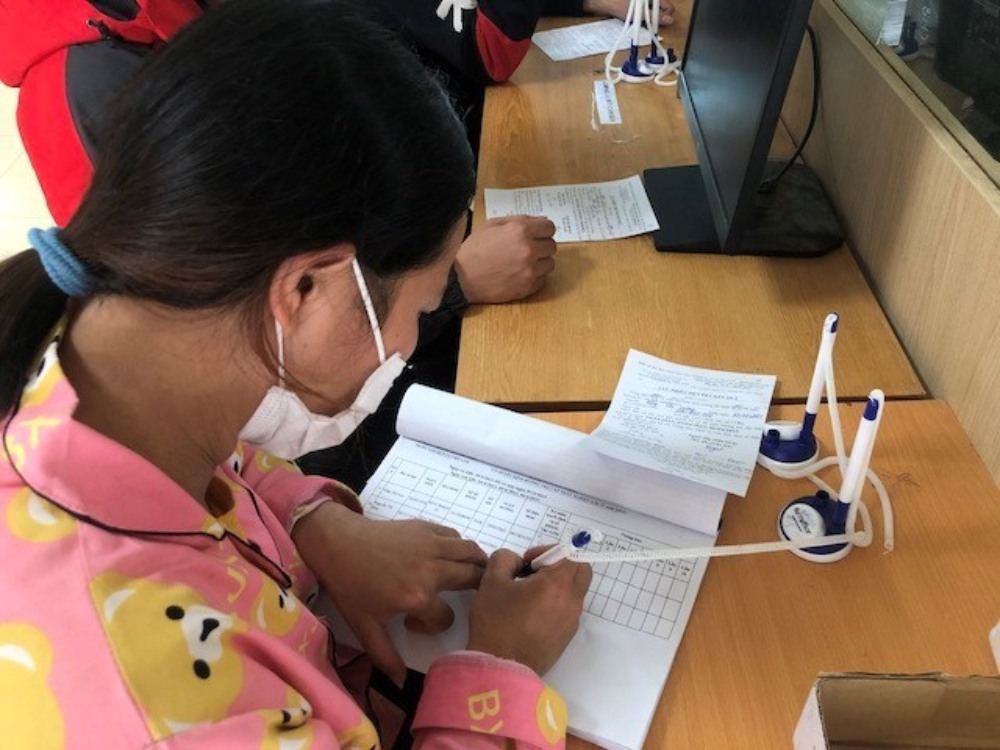 Người lao động phải kiểm tra kỹ hợp đồng và điều kiện làm việc trước khi nhận công việc mới lúc chuyển việc. Ảnh: Quỳnh Chi